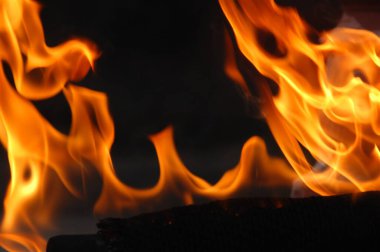 Ateş alevi siyah arkaplanda izole edildi