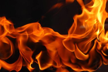 Ateş alevi siyah arkaplanda izole edildi