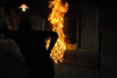 Sokakta bomba patladı.