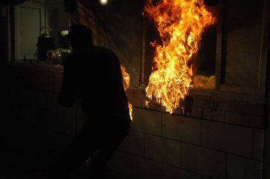 Bomba patlamasında araba.