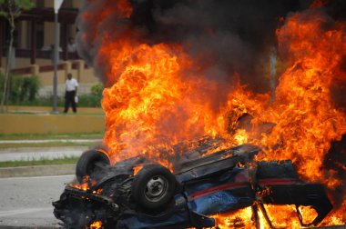 Bomba patlamasında araba.