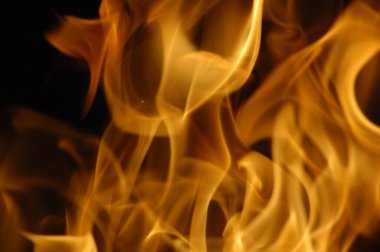 Ateş alevi siyah arkaplanda izole edildi