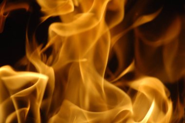 Ateş alevi siyah arkaplanda izole edildi