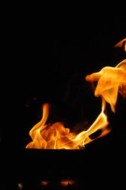 Ateş alevi siyah arkaplanda izole edildi