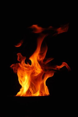 Ateş alevi siyah arkaplanda izole edildi