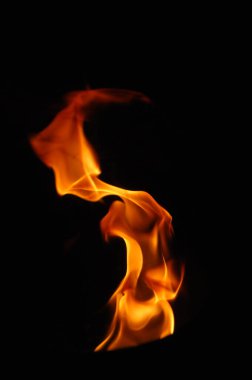 Ateş alevi siyah arkaplanda izole edildi