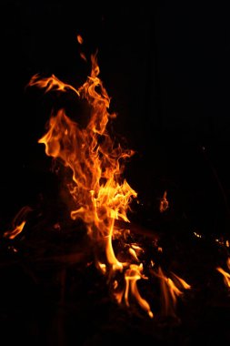 Ateş alevi siyah arkaplanda izole edildi