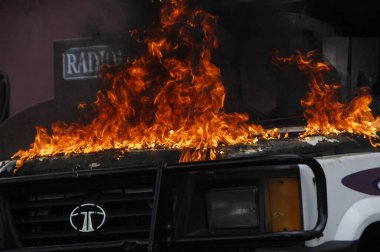 Ateş alevi siyah arkaplanda izole edildi