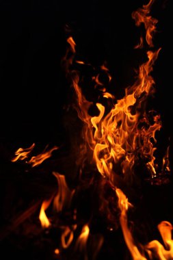 Ateş alevi siyah arkaplanda izole edildi