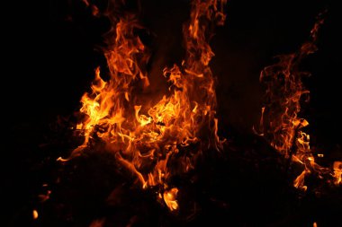 Ateş alevi siyah arkaplanda izole edildi