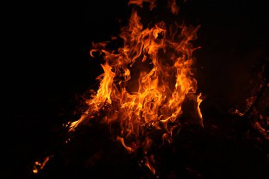 Ateş alevi siyah arkaplanda izole edildi