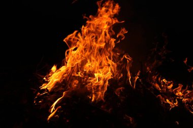 Ateş alevi siyah arkaplanda izole edildi