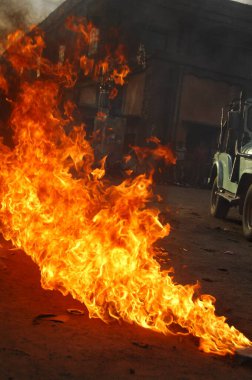 Ateş alevi siyah arkaplanda izole edildi