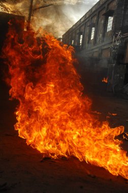 Ateş alevi siyah arkaplanda izole edildi