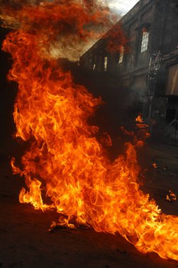 Ateş alevi siyah arkaplanda izole edildi