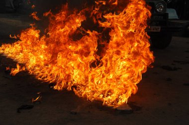 Ateş alevi siyah arkaplanda izole edildi