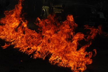 Ateş alevi siyah arkaplanda izole edildi