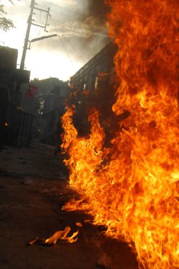 Ateş alevi siyah arkaplanda izole edildi