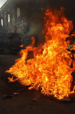 Ateş alevi siyah arkaplanda izole edildi