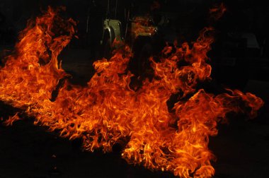 Ateş alevi siyah arkaplanda izole edildi