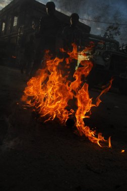 Ateş alevi siyah arkaplanda izole edildi