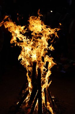 Ateş alevi siyah arkaplanda izole edildi