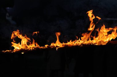 Ateş alevi siyah arkaplanda izole edildi