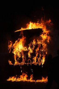 Ateş alevi siyah arkaplanda izole edildi