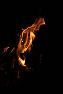 Ateş alevi siyah arkaplanda izole edildi
