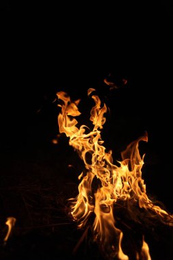 Ateş alevi siyah arkaplanda izole edildi