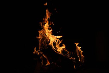 Ateş alevi siyah arkaplanda izole edildi