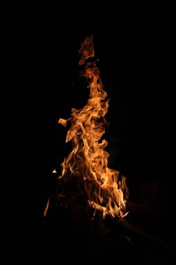 Ateş alevi siyah arkaplanda izole edildi