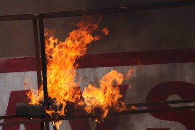 Sokakta bomba patladı.