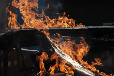 Sokakta bomba patladı.
