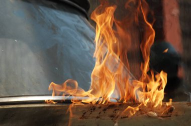 Bomba patlamasında araba.