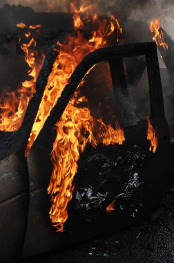 Ateş alevi siyah arkaplanda izole edildi