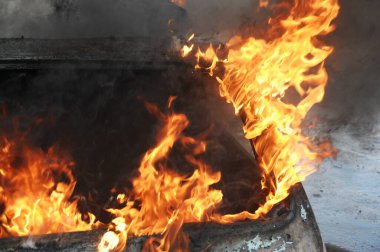 Ateş alevi siyah arkaplanda izole edildi