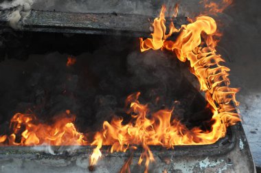 Ateş alevi siyah arkaplanda izole edildi