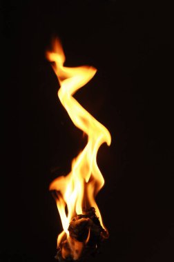 Ateş alevi siyah arkaplanda izole edildi