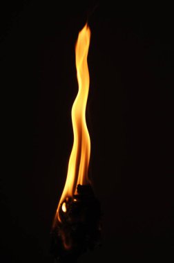 Ateş alevi siyah arkaplanda izole edildi