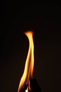 Ateş alevi siyah arkaplanda izole edildi