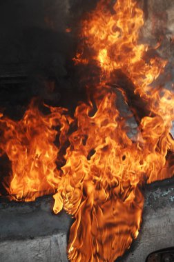 Ateş alevi siyah arkaplanda izole edildi