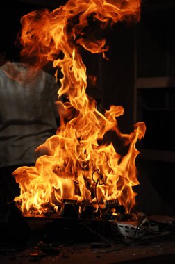 Ateş alevi siyah arkaplanda izole edildi