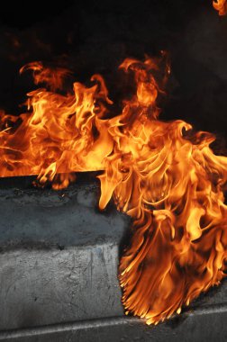 Ateş alevi siyah arkaplanda izole edildi