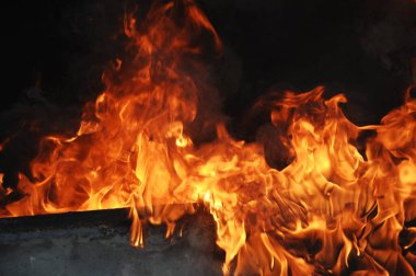 Ateş alevi siyah arkaplanda izole edildi