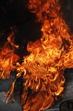 Ateş alevi siyah arkaplanda izole edildi