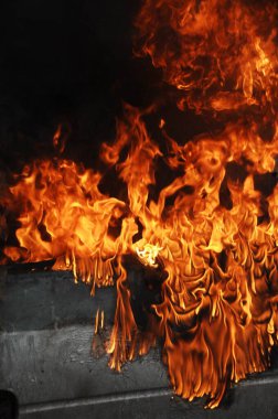 Ateş alevi siyah arkaplanda izole edildi