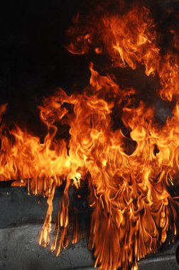 Ateş alevi siyah arkaplanda izole edildi