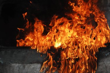 Ateş alevi siyah arkaplanda izole edildi