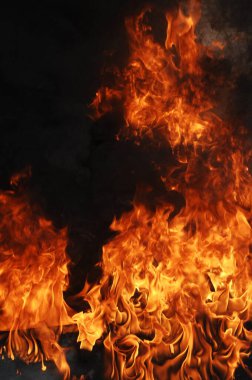 Ateş alevi siyah arkaplanda izole edildi